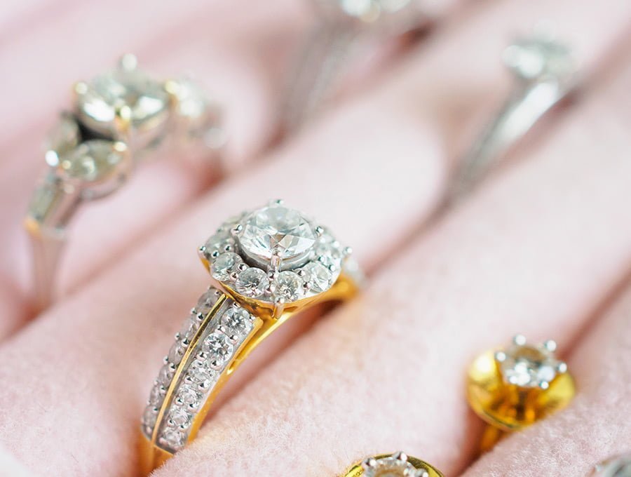 En esta bandeja de color rosa nos encontramos varios anillos de oro. Están fabricados en Italia y cuentan con unos diseños excepcionales.
