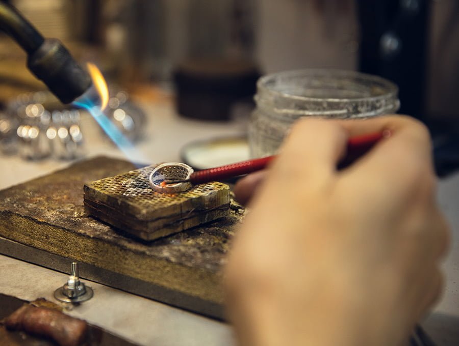 Este artesano de la joyería, está cerrando un anillo con técnicas antiguas italianas. Está claro que son expertos conocedores de la materia.