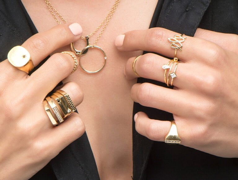 Una chica nos muestra el canillo que utiliza de colgante en su collar de oro. Además, tiene anillos dorados en casi todos sus dedos. Todas sus joyas son de oro 18k.