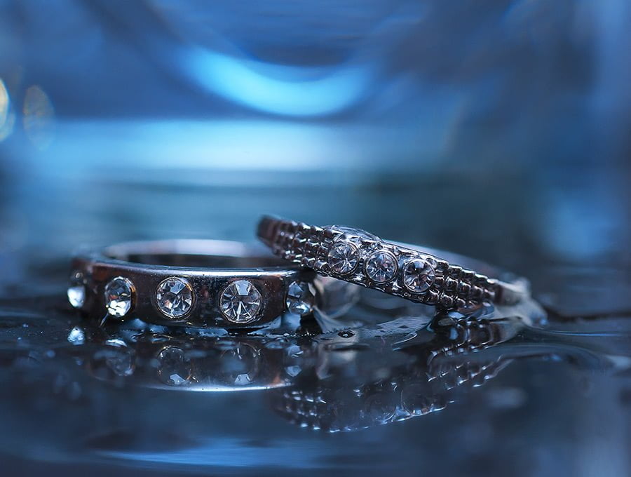 Dos bonitos anillos de titanio con diamantes o brillantes incrustados. A simple vista no sabría decirte si son diamantes o brillantes, pero si que podría decirte que tienen pinta de ser bastante caros.