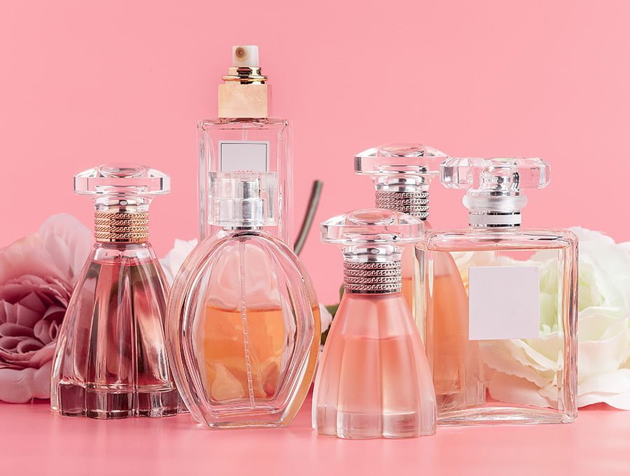 Distintos frascos con perfume para chicas. Cada uno huele distinto, pero todos son sexys y muy sensuales.