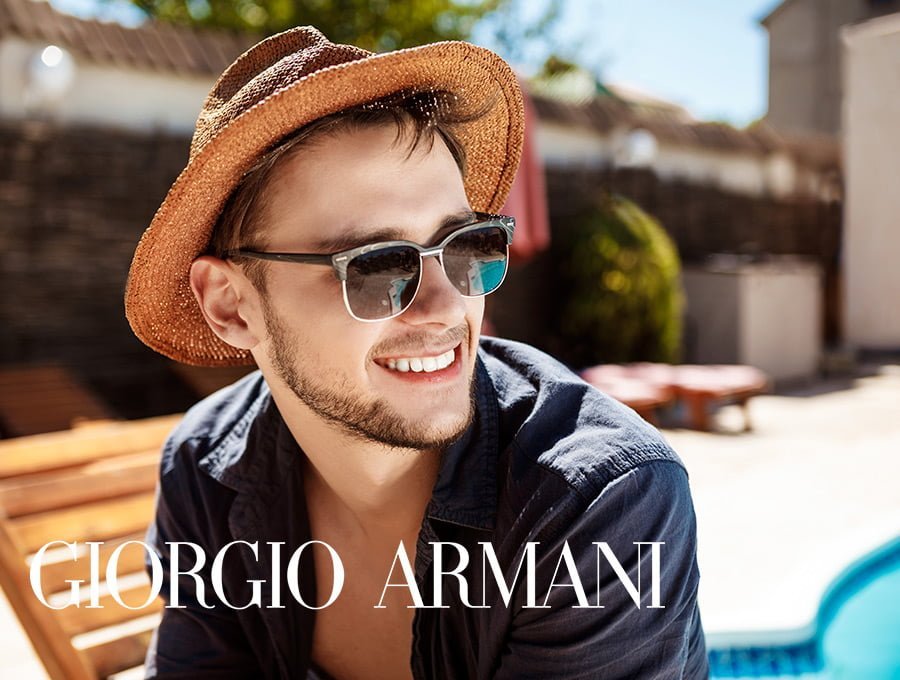 Este apuesto joven viste a la moda, y como tal, también utiliza fragancias de Giorgio Armani. Lleva un bonito sombrero italiano y unas gafas de emporio armani. Está feliz porque tiene un chalet con piscina.