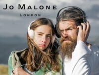 Esta pareja abrigada y con auriculares de caso, se ha puesto su mejor perfume de Jo Malone y han salido a pasear por la montaña. Está nublado y parece que lloverá.