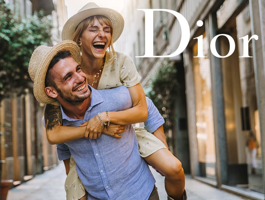 Esta pareja de enamorados está dando un paseo por las calles de la ciudad. Llevan su mejor fragancia de Christian Dior, están felices y se aman un montón. Además llevan unos bonitos sombreros de la misma marca.