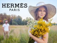 Esta pareja de jovenes enamorados están recogiendo flores blancas y amarillas de una pradera. Ambos llevan perfumes de Hermés, ya que están en una pradera parisina.