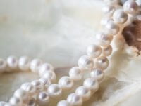Hermoso collar de perlas auténticas de río.