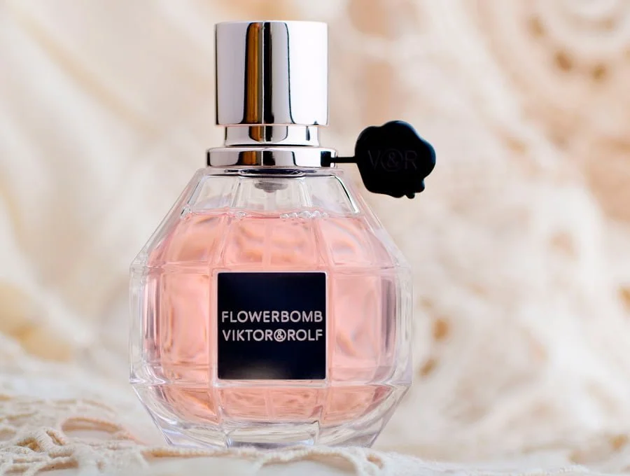 Un bote de perfume lleno de flowerbomb. Es de la marca Viktor & Rolf.