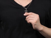 ¿Qué significa un collar con la cruz de lado?