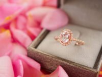 Este anilla está fabricado en oro rosa, además, está decorado con circonitas y una gran gema de morganita.