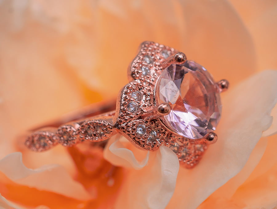 Un anillo de oro rosa y morganita, con un diseño espectacular.
