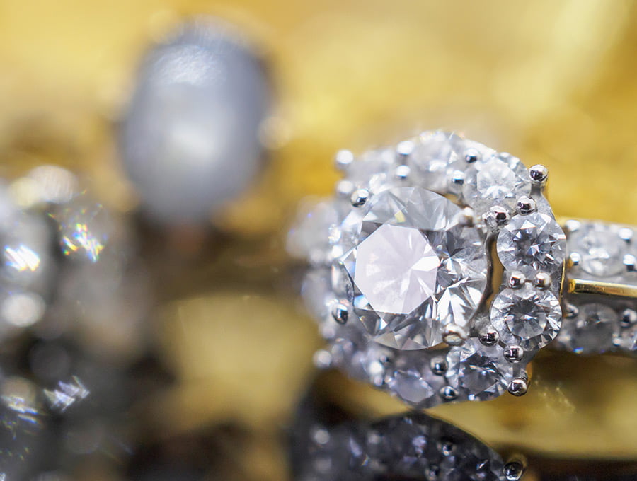 Cómo saber si un diamante es auténtico usando una linterna