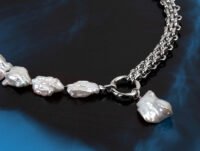 Una pulsera de plata y perlas cultivadas con un bonito cierre de muelle o resorte.