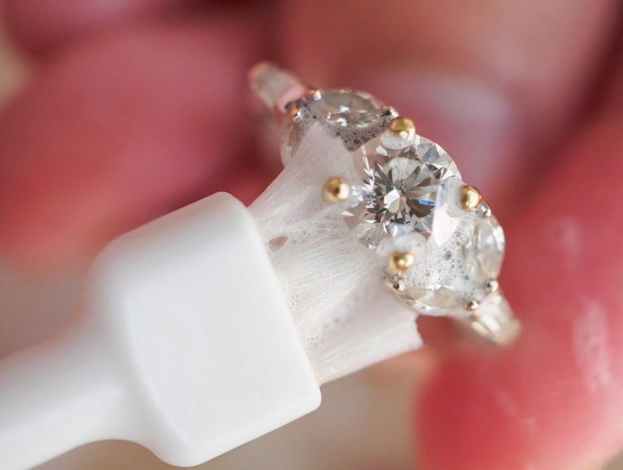 ¿Cómo limpian los profesionales los anillos de diamantes?