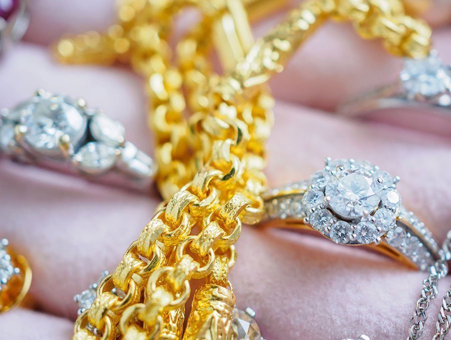 Una cadeba de oro muy brillante junto a otras joyas dentro del joyero.