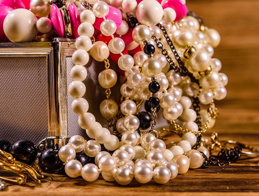 Varios collares y pulseras de perlas dentro de un joyero.