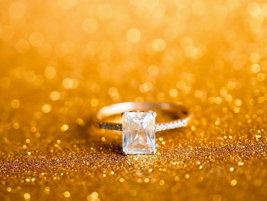¿Es mala la débil fluorescencia en un diamante?