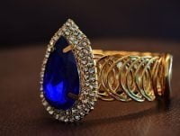 Un anillo de oro blanco con un zafiro de color azul.
