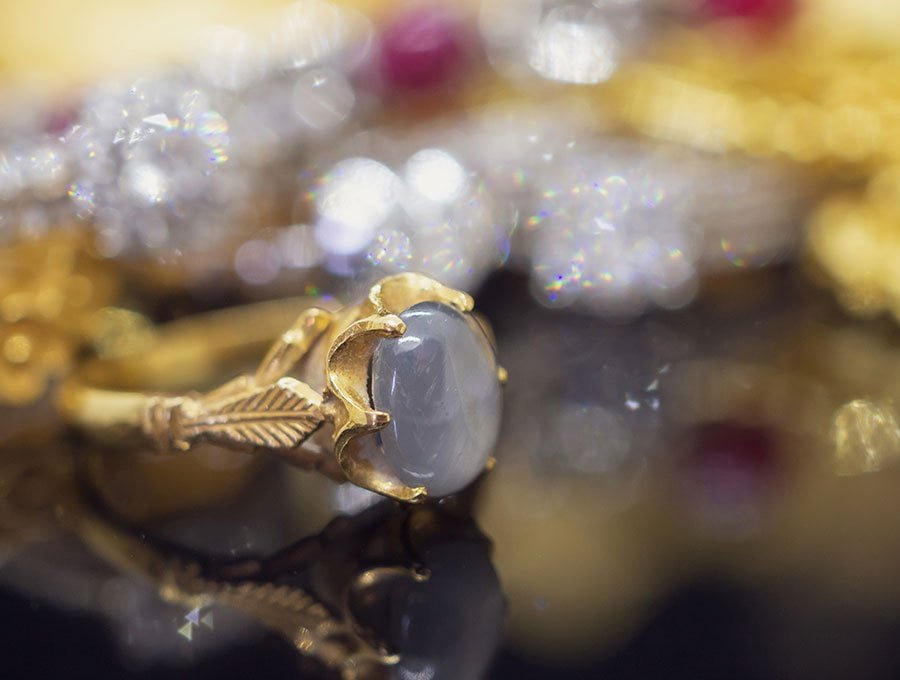 Precioso anillo de boda de oro y una gema blanca.