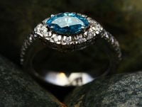 Un anillo de oro blanco y un zafiro de color azul.