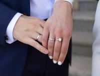 Mujer con anillo de casada y de compromiso en la misma mano.